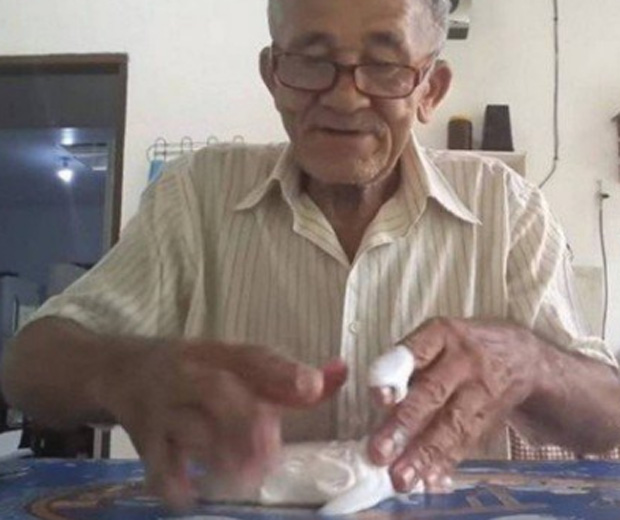 'Vovô do slime' conta que aprendeu a mexer no YouTube sozinho: 'Fui futucando' Funcionário público aposentado, Nilson Izaias viralizou com vídeos caseiros - Foto reprodução 'Vovô do slime' conta que aprendeu a mexer no YouTube sozinho: 'Fui futucando' Funcionário público aposentado, Nilson Izaias viralizou com vídeos caseiros - Foto reprodução